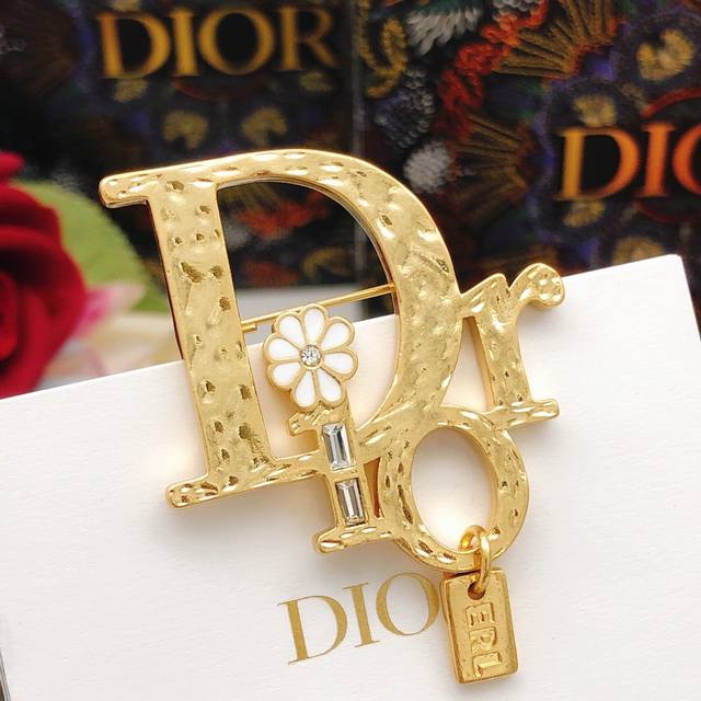 编号dxz0055 Dio*最新款字母胸针 一致zp黄铜材质